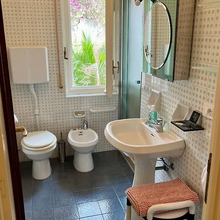 Tre Ponti Beach Apartment - Spacious, Sea View & Private Parking