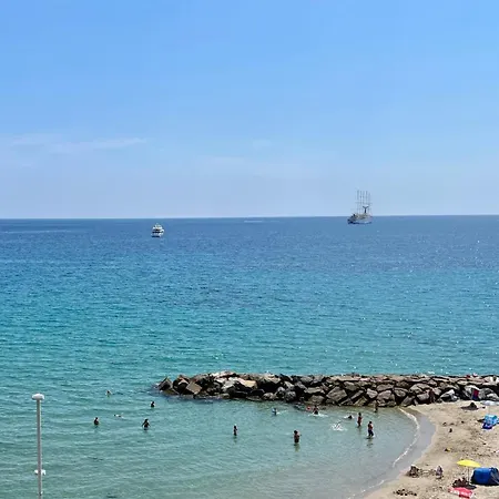 アパート Tre Ponti Beach Apartment - Spacious, Sea View & Private Parking サンレモ