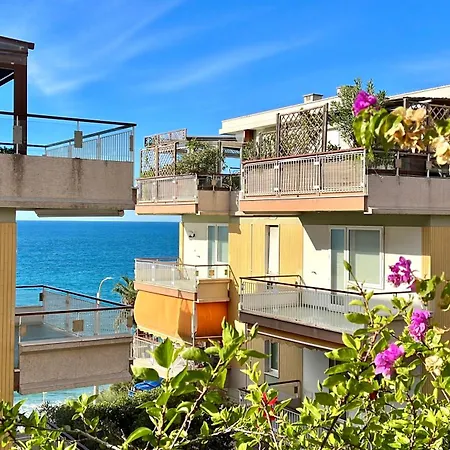 Tre Ponti Beach Apartment - Spacious, Sea View & Private Parking