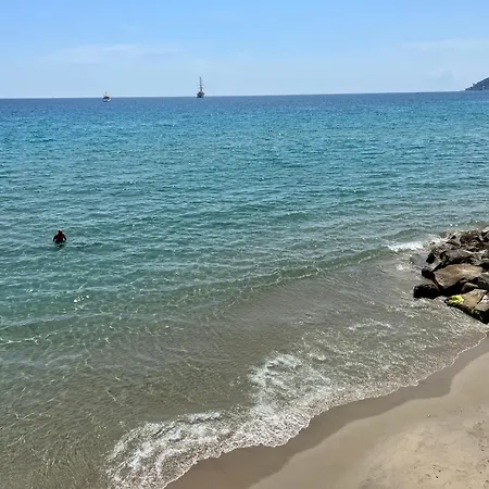 Tre Ponti Beach Apartment - Spacious, Sea View & Private Parking *